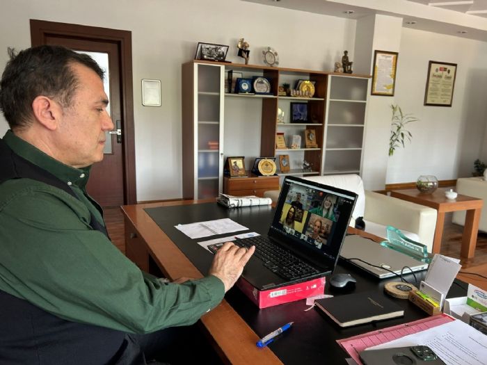 Yeniehir Belediyesi ebeveynleri eiterek ocuklarn geliimine rehberlik ediyor...