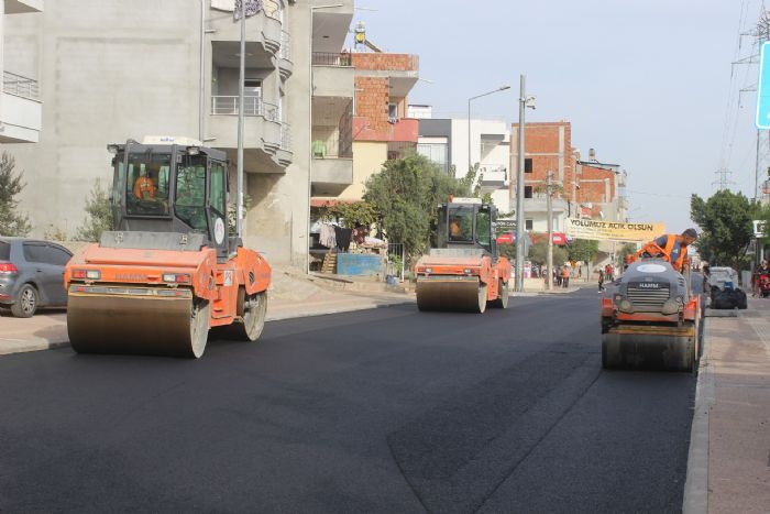 KENT GENELNDE ASFALTLANMAYAN CADDE KALMIYOR...