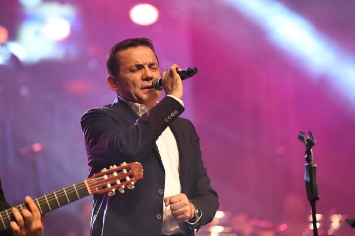 Eitlik iin sahne alan Bakan zyiit,Islak Islak arksyla eitlie ses verdi...