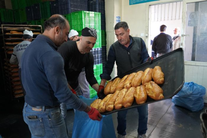 TARSUS BELEDYES HALK EKMEK FIRININDA RETLEN EKMEKLERN TM DEPREM BLGESNE GNDERLYOR...