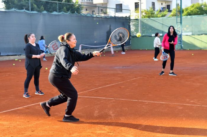 ay saatinde tenis renen 140 kadn sertifikasn ald...