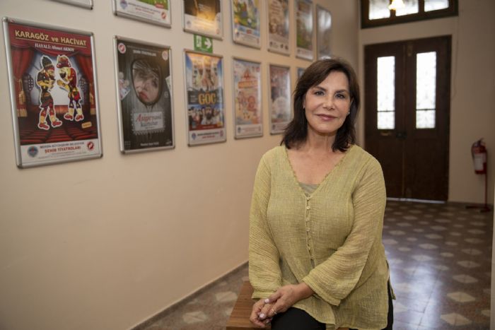 MERSN EHR TYATROSU UAKTA SAHNE ALIYOR...