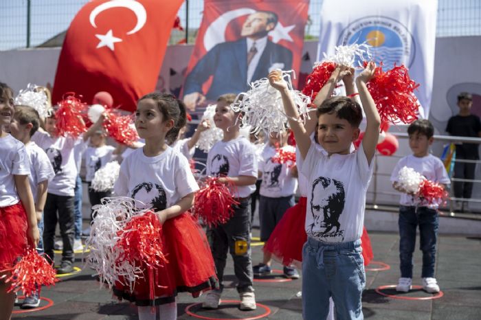 23 Nisan,  ocuklara Adanan lk Ve Tek Bayram...