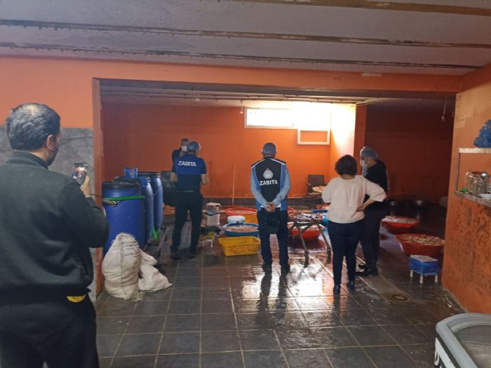 Yeniehir Belediyesinden kaak sakatat deposuna baskn...