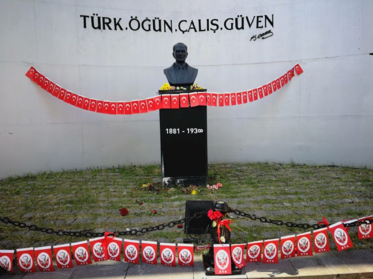 Bayrak Kanununa uyulmuyor