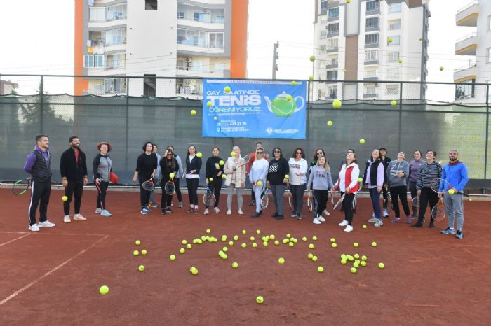 Yeniehirli kadnlar ay saatinde tenis reniyor...