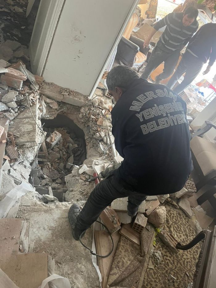 Mersin Yeniehir Belediyesi blgede arama kurtarma almalarna destek veriyor...
