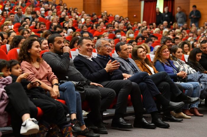 Yeniehir Belediyesi tiyatro festivalinde binlerce sanatseveri arlad...