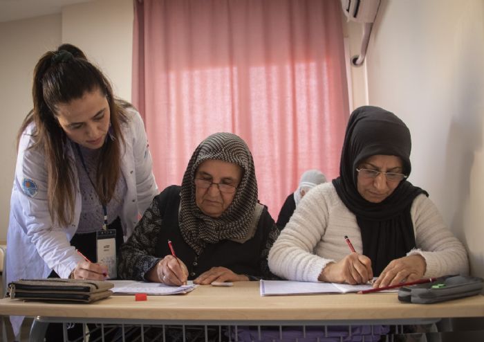 KADINLAR BYKEHRLE OKUMA YAZMA RENYOR...