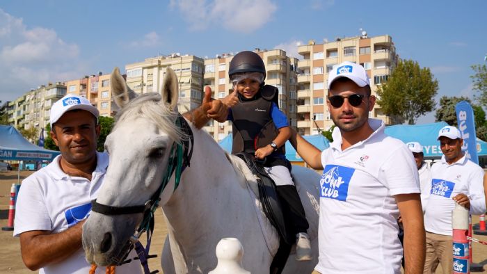 TARSUSTA OCUKLAR PONY ATLARI LE BULUTU...