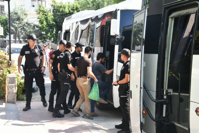 Yeniehir Belediyesi zabtas bir i yerinde 28 kaak gmen tespit etti...