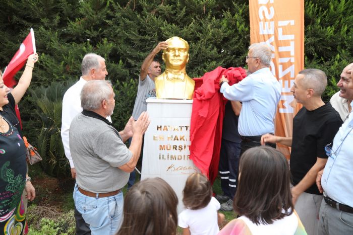 Mezitli Cumhuriyet cokusunu Atatrk bst aarak yaad...   